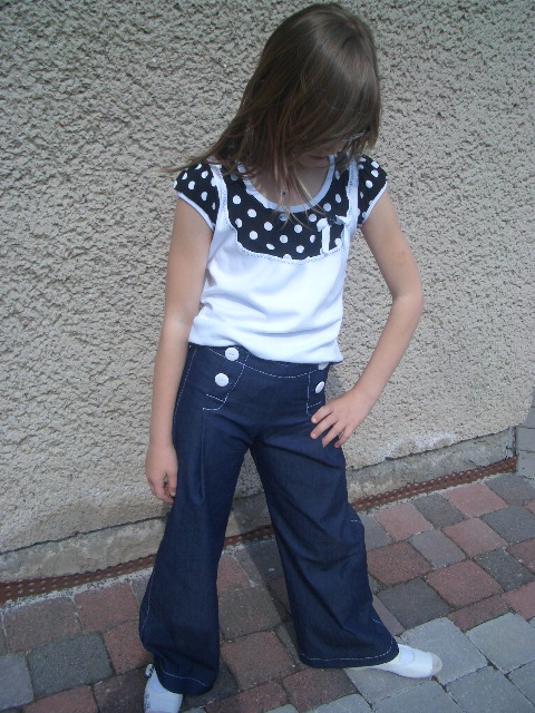 Lina und eine Ottobre Hose,