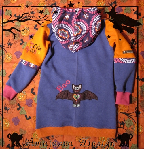 Lou von hinten mit Fledermaus