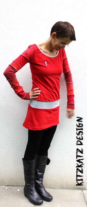 Joana in Rot mit Grau