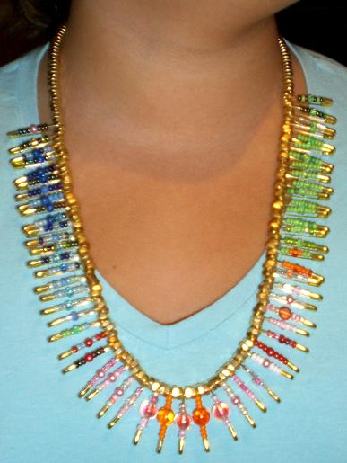 Collier aus Muttern und Sicherheitsnadeln