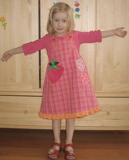Erdbee-Kleid am Kind
