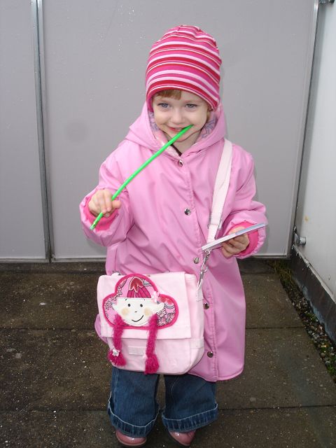 Fee als Regenmantel + Lisa Tasche