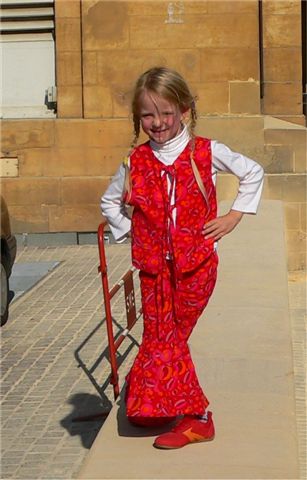 Leonie in PAULA mit Weste