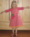 Erdbee-Kleid am Kind