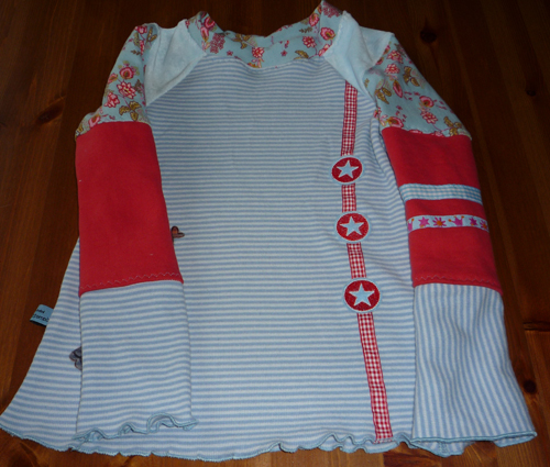 Ein hellblaues Mix-Shirt...