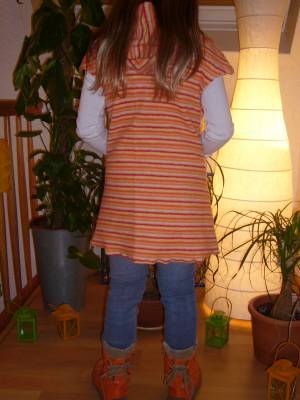Rckansicht mit Kapuze..sss mit Rhrenjeans