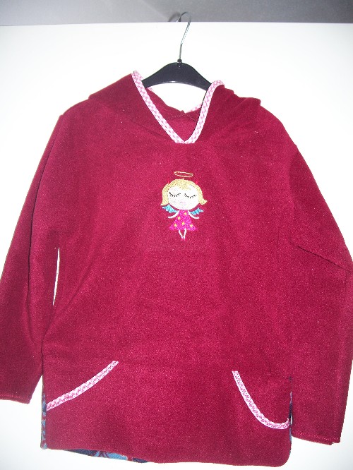 Hellen pulli  mit scheinheilgen stickmunster