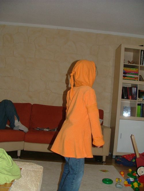 Olivia von hinten am Modell 2