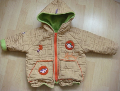 Eine Jacke fr einen kleinen Jungen