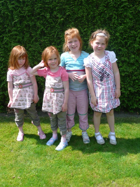 Onze 4 schatten in hun zelfgemaakte kleren