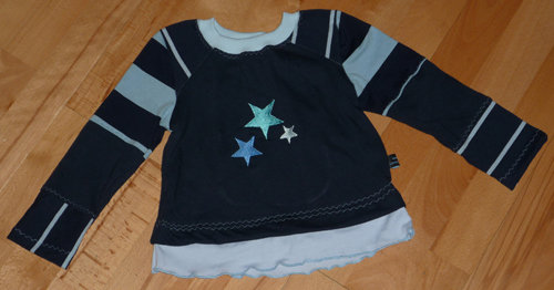 Ein blaues Mixshirt...