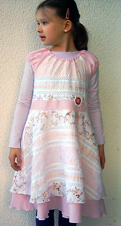 Brautjungfernkleid am Kind.