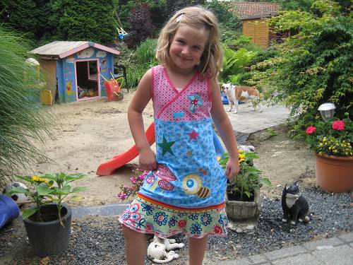 Jil hpft zur Gartenparty...