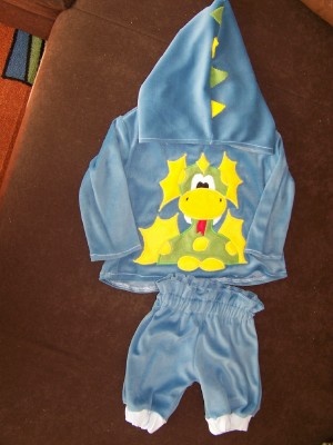 Kleines Drachenoutfit