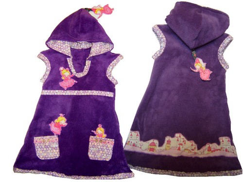 Amelie aus lila Kuschel-Fleece.