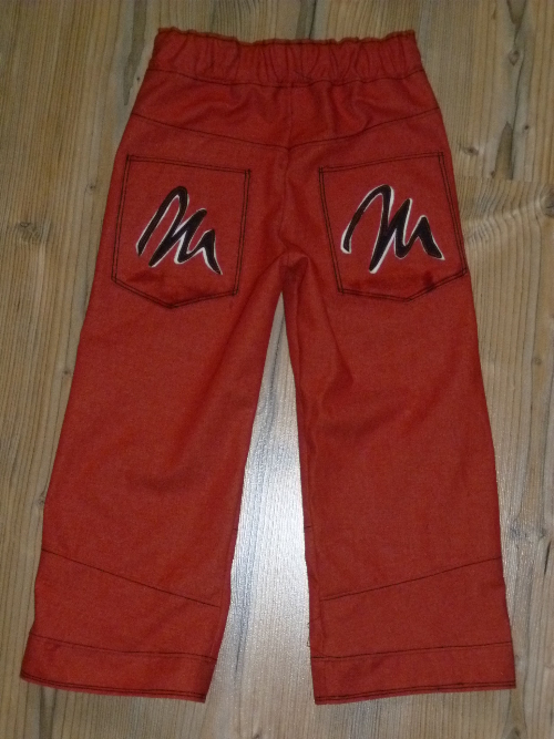 Rckseite "Mika" rote Jeanshose