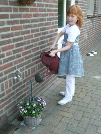 Maaike zet de bloemetjes buiten