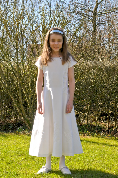 Kommunionkleid angezogen