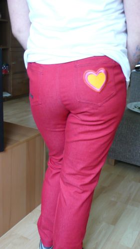 Eine rote Jeans