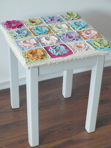 hocker. mit blumen bezug.