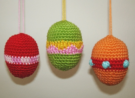 Kunterbunt gehkelte Ostereier