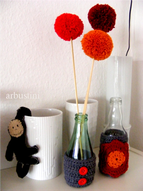 Hkelvasen mit Pomponblumen