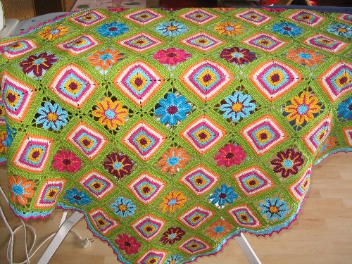 Gehkelte Blumendecke....