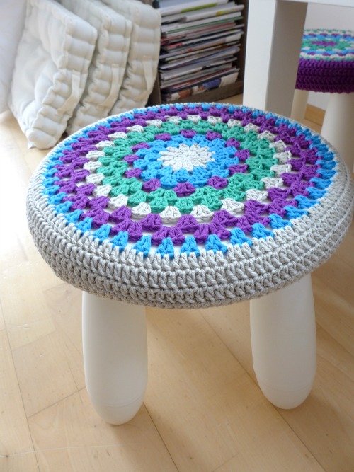 Kinderhocker aufgehbscht
