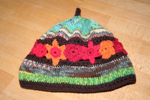 Strickmtze mit Hkelbumen ...