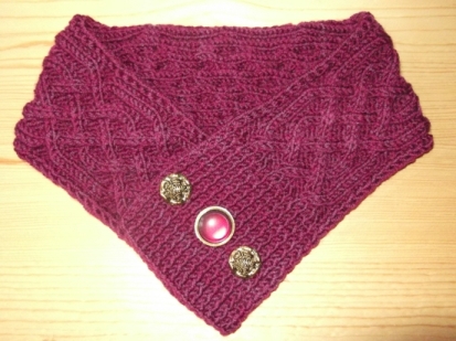 gestrickter Halswrmer mit Zopfmuster