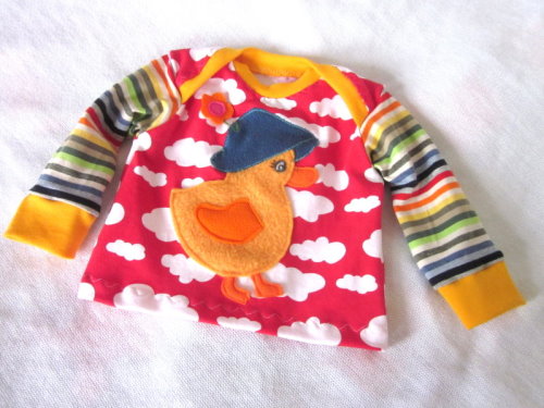 ein Babyshirt mit Entenapplikation