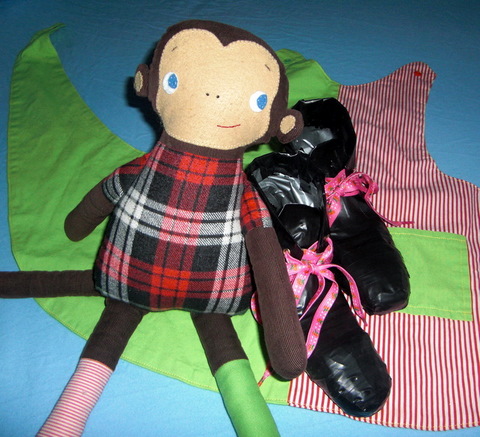 Pippis Schuhe, Schrze, Affe