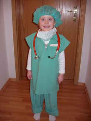 Frau Doktor auf dem Weg zum Kinderfasching...