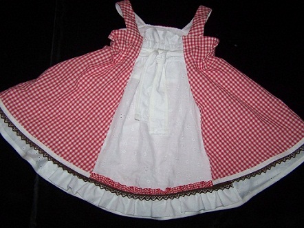 Feliz im Dirndl-Look von hinten