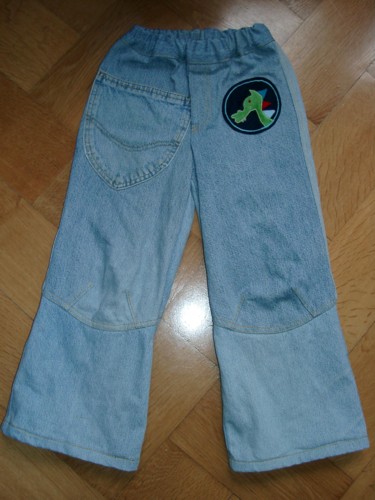 Dortje aus einer alten Papa-Jeans mit Drachensticker