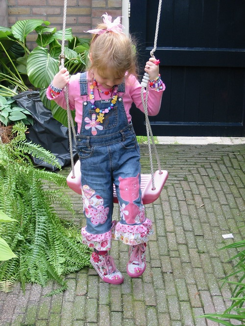 Latzi mit blumen und katze