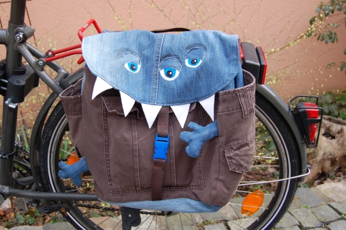 Gepcktrgermonster mit Zhnen