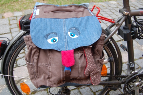 Zwei alte Hosen und ein bisschen Material