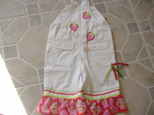 Erdbeer Latzhose von hinten