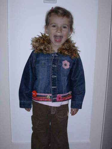 Jeansjacke mit Zottelkragen angezogen