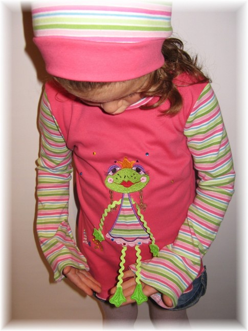 Antonia mit Froschbaumelei