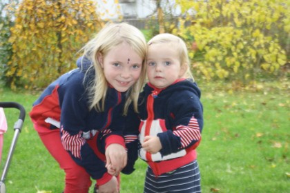 Matilda und Luisa im Bandito-Partnerlook...