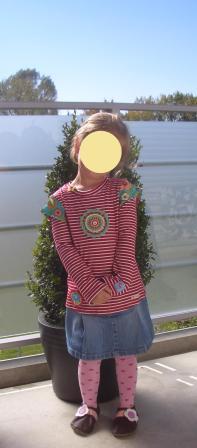 Antonia mit Hkelbuttons und Blumen