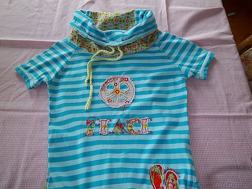 Cooles Shirt mit weitem Kragen..