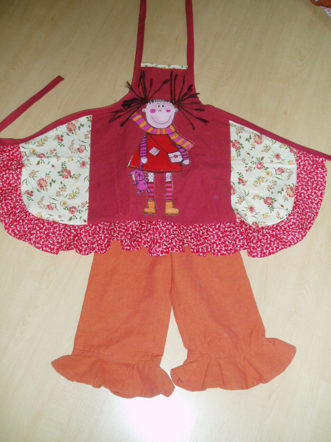 Schrzenkleidchen und Hose