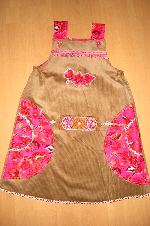 Kleid aus...