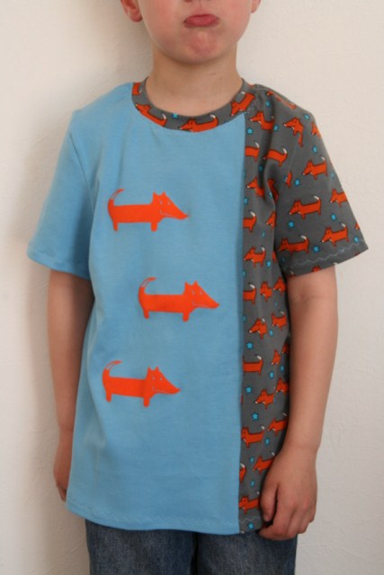 fuchsiges lngsgeteiltes T-shirt