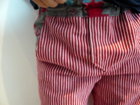 Dortje aus gestreifter Jeans...