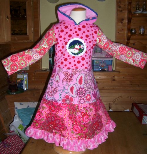 Rosa Kapuzenkleid