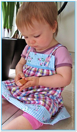 KaroKleidchen + RingelLeggings{Zwergenverpackung}